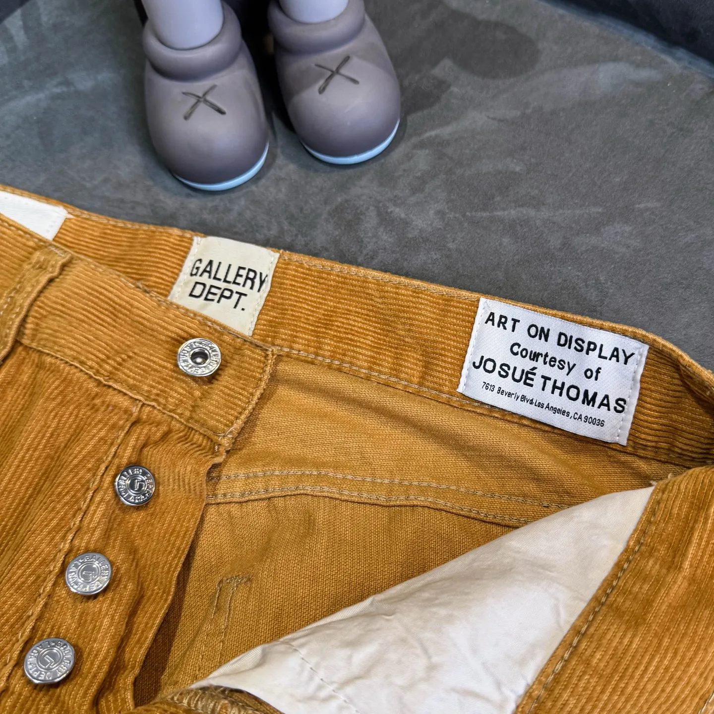 P240 Chrome Hearts Gallery 2025 corduroy spliced ​​multi-pocket couple bootcut jeans are a hot trend this season and are sought after by countless celebrities and fashionistas. The neat details of the cutting process add color to the playful fashion! The neat and meticulous design, and the well-fitting structure is unique. The upper body not only has outstanding recognition, but also looks younger and younger. A style with the ultimate wearing meaning and performance, gorgeous color matching, and the craftsmanship of this style is also extremely extraordinary. After the finished product is washed, it is disassembled and hand-made with sheepskin cross leather and then spliced ​​together to complete. The whole piece has too many craftsmanship to describe. It is decorated with patchwork cross flowers and high-waisted washed jeans! ! Absolutely high-end luxury product, a god-level single product, a super popular product, made with top heavy industry, a magic weapon that cannot be missed to hit the streets. Size: 28 30 32 34 36 Color: Yellow